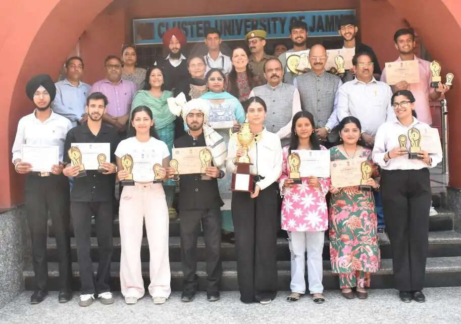 क्लस्टर यूनिवर्सिटी जम्मू के छात्रों ने राष्ट्रीय मंच पर लहराया परचम, एआइयू यूथ फेस्टिवल में गोल्ड, एनआईसी में ओवरऑल चैंपियन बनकर बढ़ाया संस्थान का मान