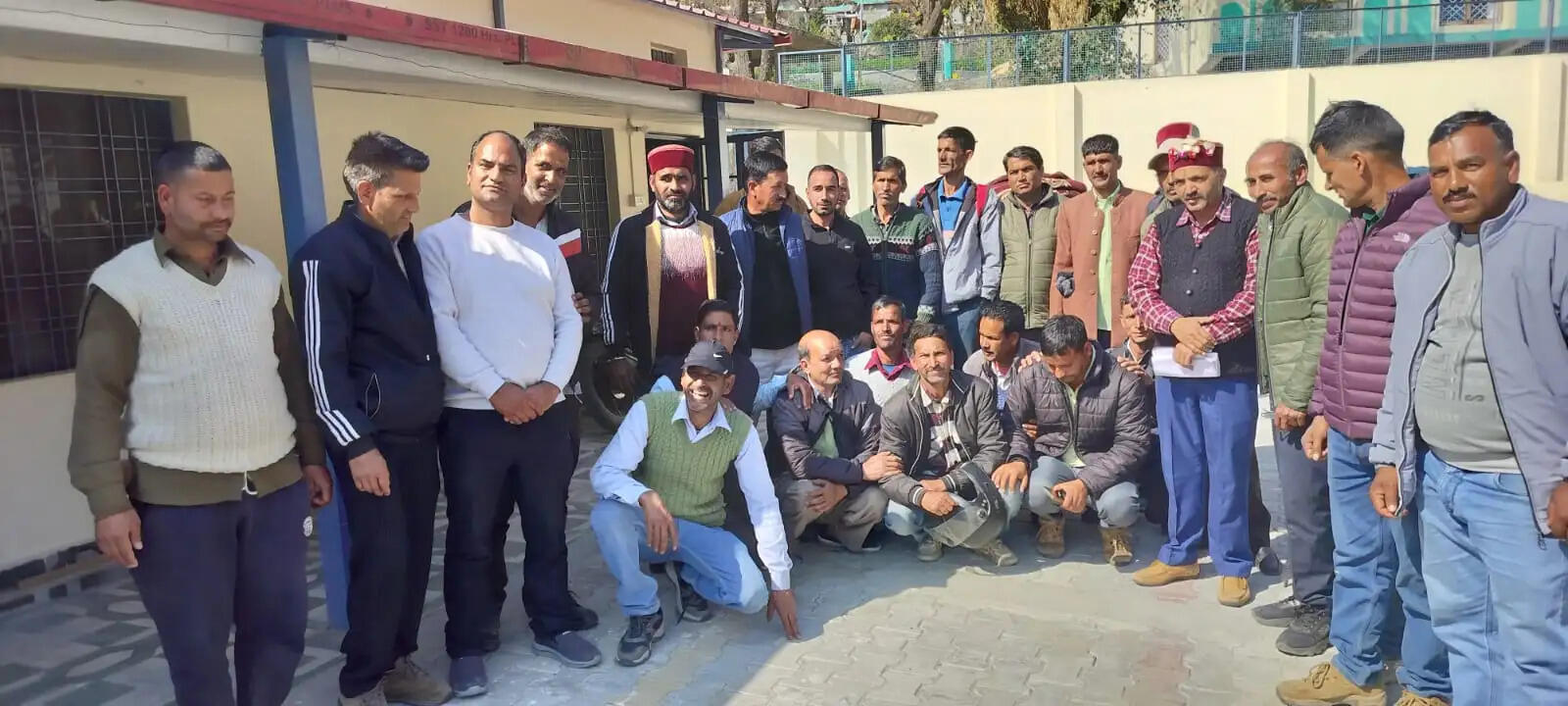 नलकूप ऑपरेटरों ने लघु नलकूप कार्यालय के पास काटा हंगामा