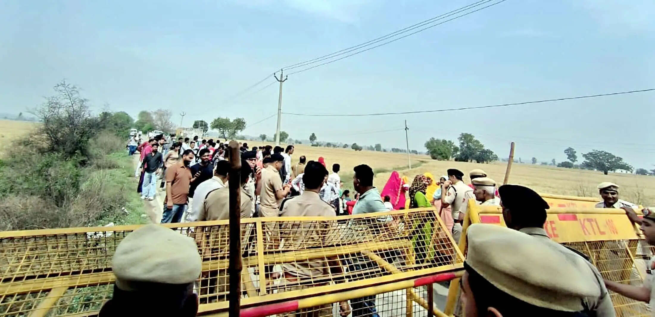 जींद : चंडीगढ़ कूच कर रहे परिवारों को मंत्री कृष्ण बेदी ने रोका