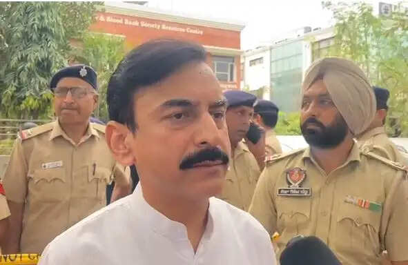 चंडीगढ़ में पंजाब भाजपा मुख्यालय के बाहर धमाका, इमारत के शीशे टूटे, एक वाहन क्षतिग्रस्त