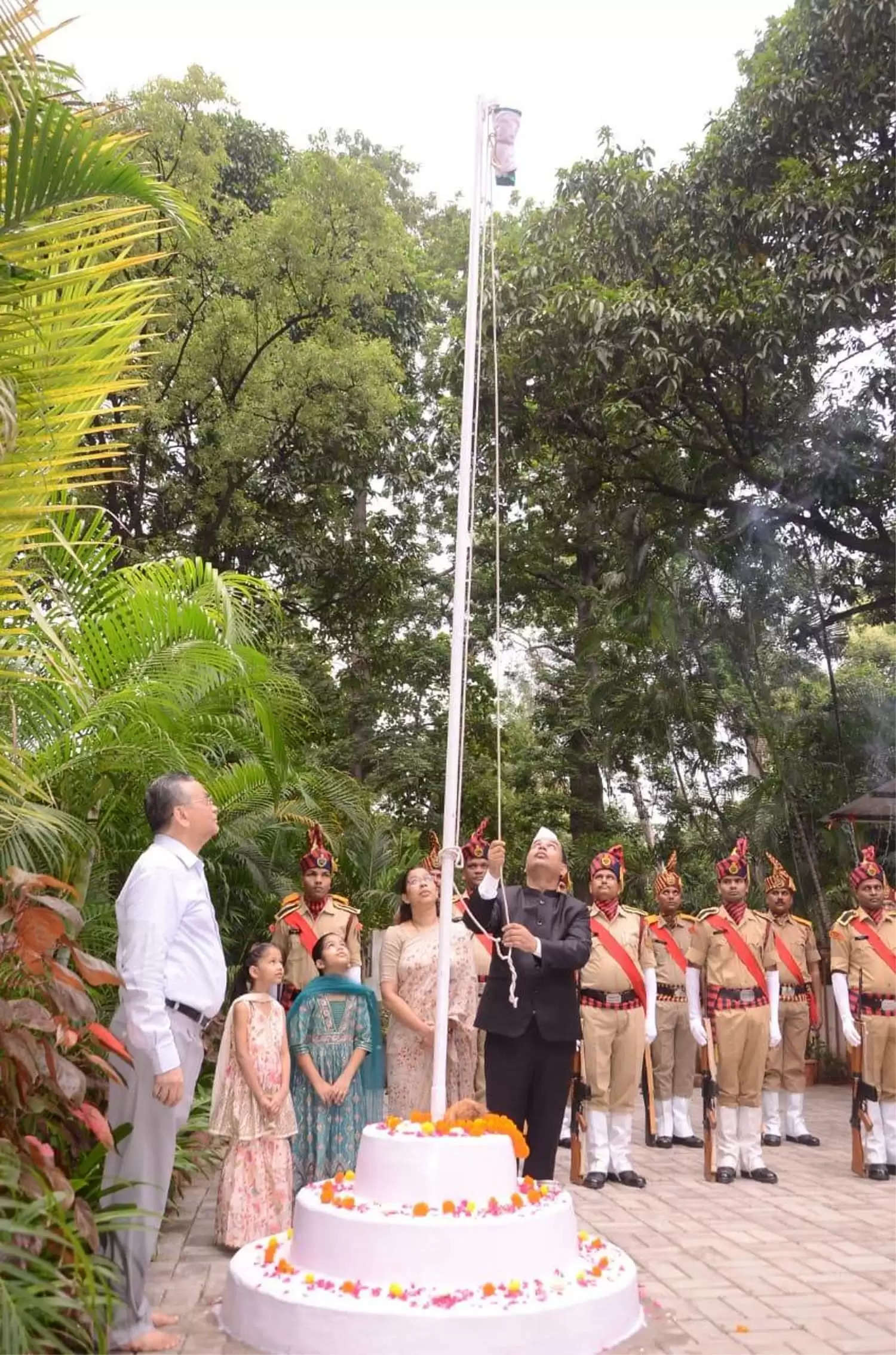 कलेक्टर डाॅ. गौरव सिंह ने निवास कार्यालय में किया ध्वजारोहण