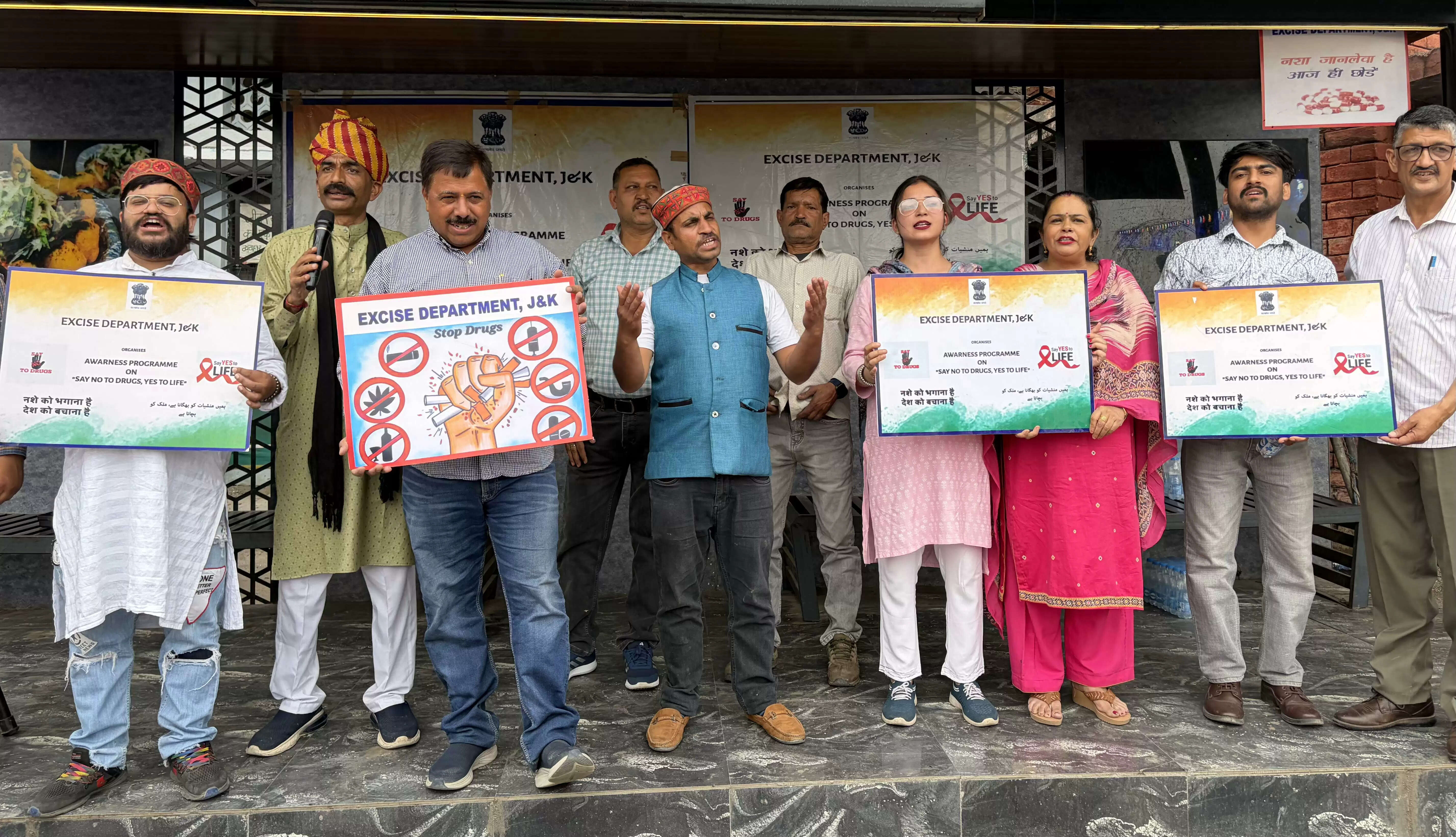 लखनपुर में आबकारी विभाग का नुक्कड़ नाटक, नशे के खिलाफ जनजागरूकता अभियान तेज