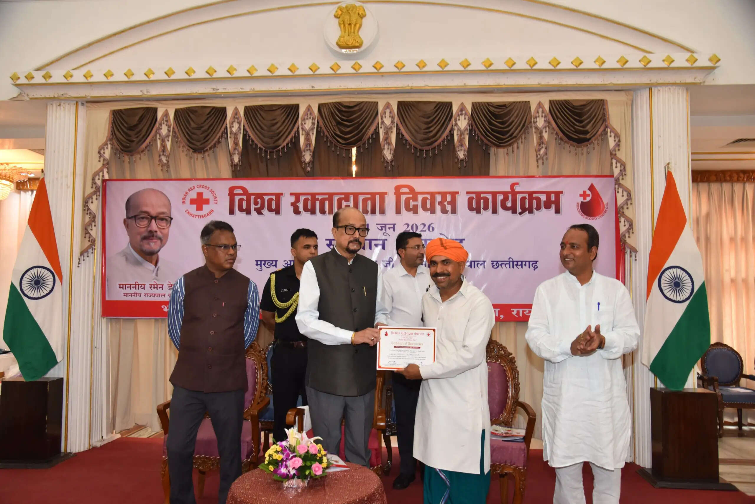 विश्व रक्तदान दिवस पर 70वां रक्तदान करने वाले गगन कुंभकार का राज्यपाल ने किया सम्मान