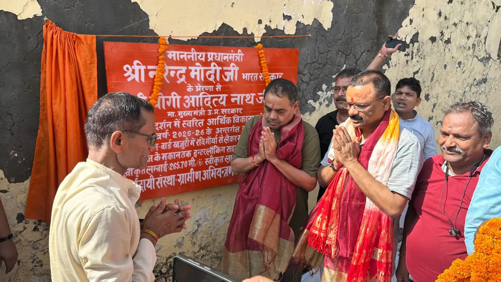 वाराणसी: खजुरी वार्ड में 11.39 लाख रुपये की लागत से इंटरलॉकिंग सड़क निर्माण का महापौर ने किया शिलान्यास