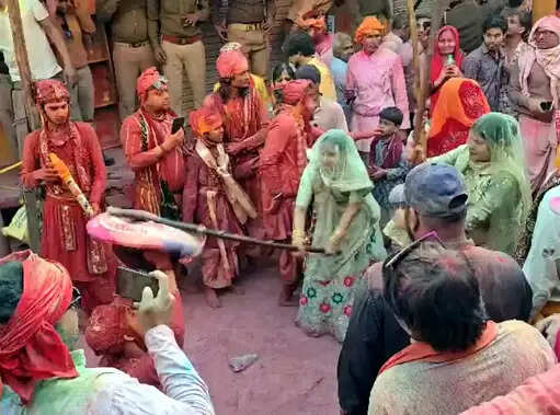 बरसाना में नंदगांव के हुरियारों पर बरसीं प्रेम पगी लाठियां, जयकाराें से गूंजा शहर