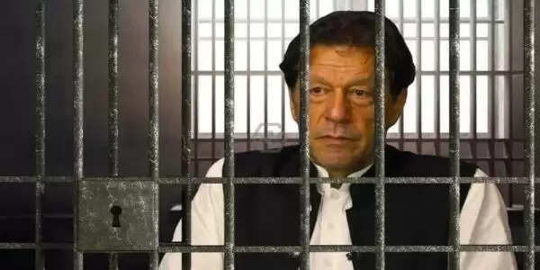 भारत से तनाव बढ़ने के बीच पीटीआई ने जेल में बंद अपने नेता इमरान खान को रिहा करने की मांग उठाई