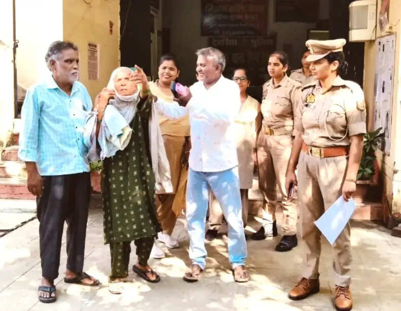 देवरिया : महिला थाने के प्रयास से परिजनों से मिली लापता वृद्धा