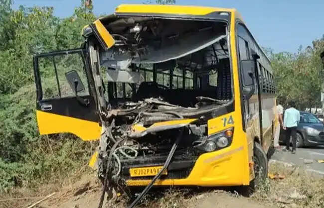 रेवाड़ीः दिल्ली-जयपुर हाईवे पर स्कूल बस हादसाग्रस्त, बाल-बाल बची 44 मासूम जिंदगियां