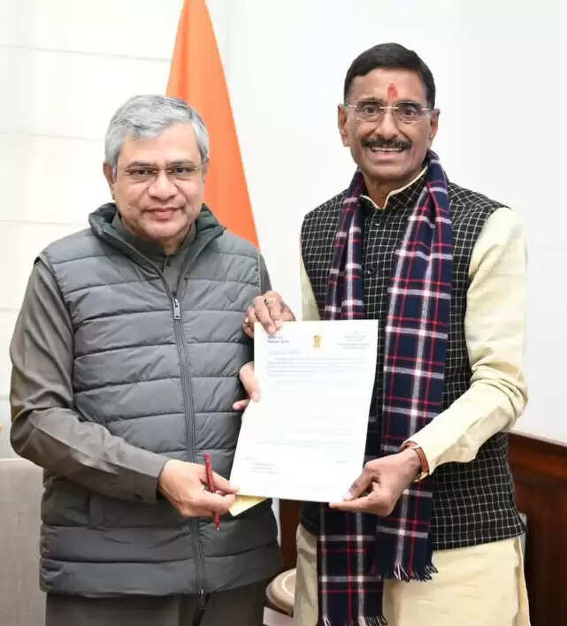 रेल मंत्री से मिले रक्षा राज्य मंत्री संजय सेठ