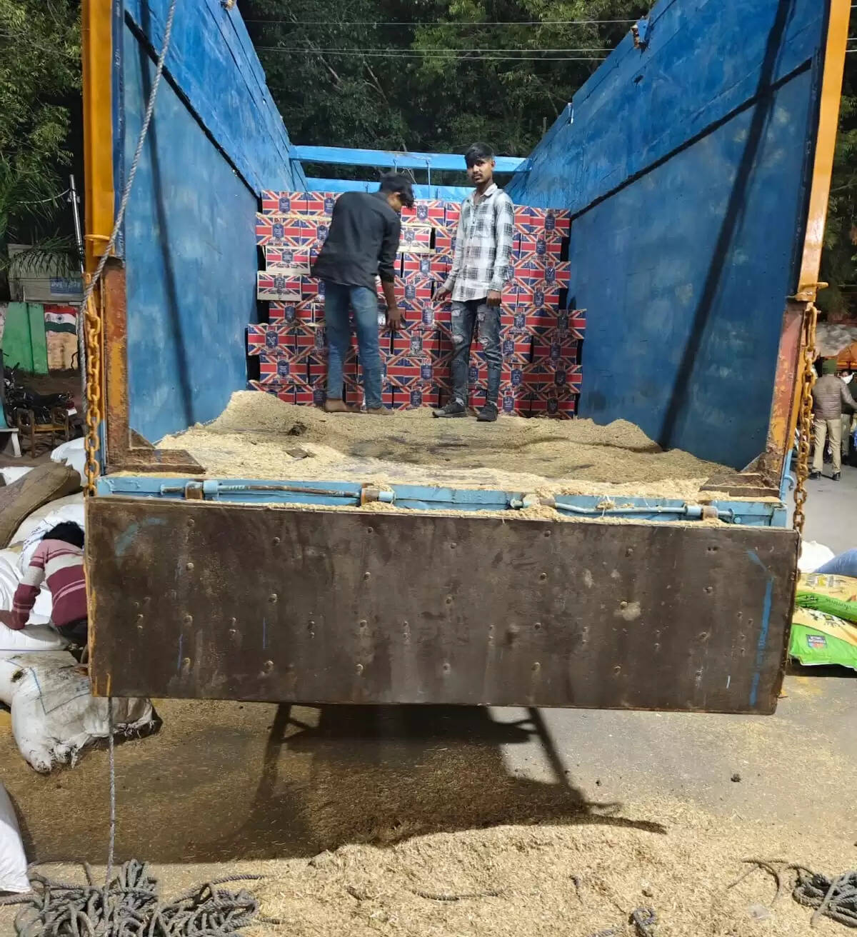 झाबुआ: मध्‍य प्रदेश से गुजरात ले जा रही डेढ़ करोड़़ की अवैध शराब जब्‍त