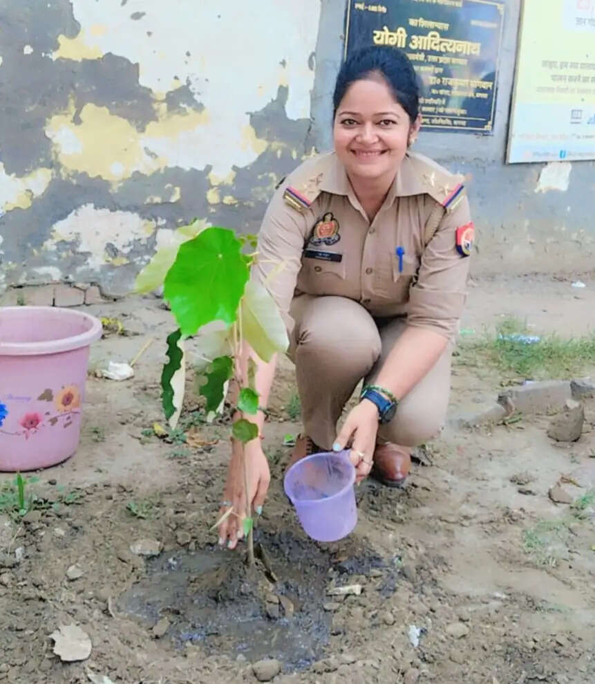 खाकी वर्दी ने लिया पर्यावरण का संकल्प, ‘एक पेड़ माँ के नाम’ अभियान के तहत राेपे पाैधे