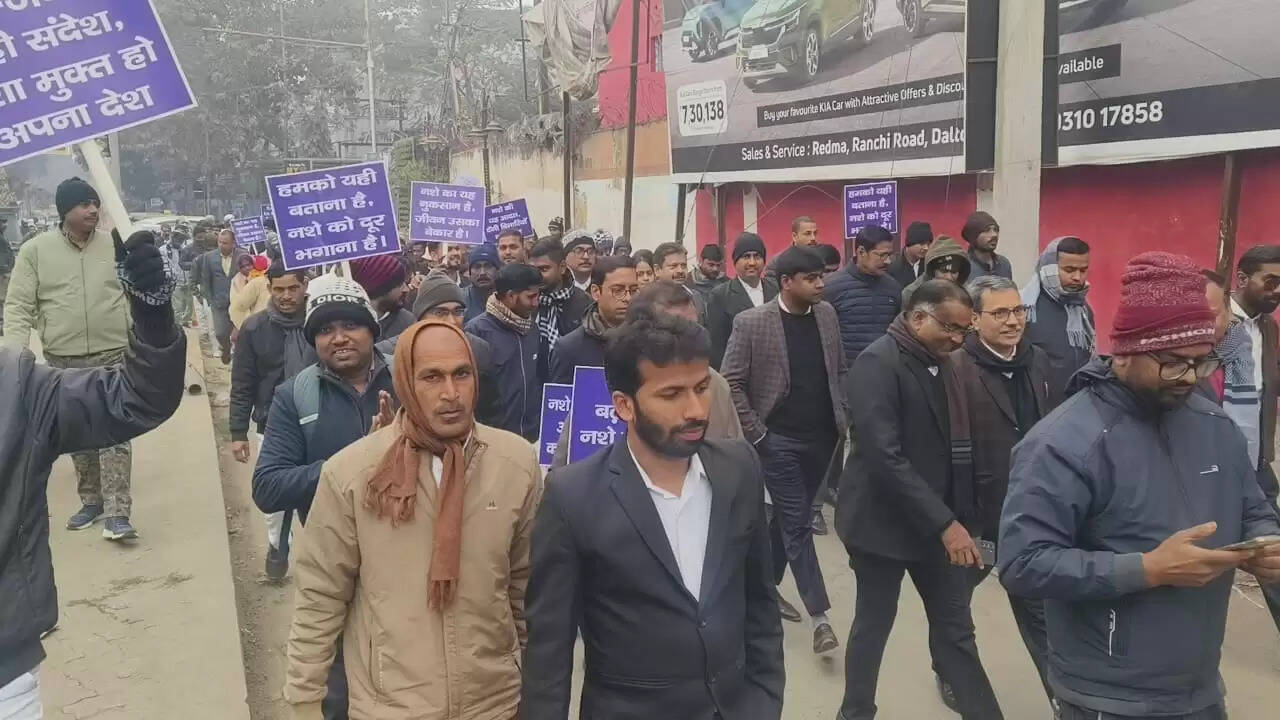 नशे के खिलाफ सड़क पर उतरे न्यायिक अधिकारी, कोर्ट कैंपस से समाहरणालय तक निकाली प्रभातफेरी