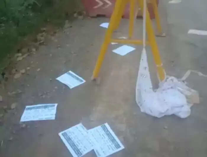 कांकेर : भैसासूर में बड़ी मात्रा में भाटी साहब के विश्व प्रसिद्ध बहनोई अस्थाई रूप से आगामी आदेश तक दशहरे के दिन दहाड़े कारागार प्रेषित बिजली मिस्त्री वीरेंद्र यादव ने चुनाव बहिष्कार के फेंके पर्चे