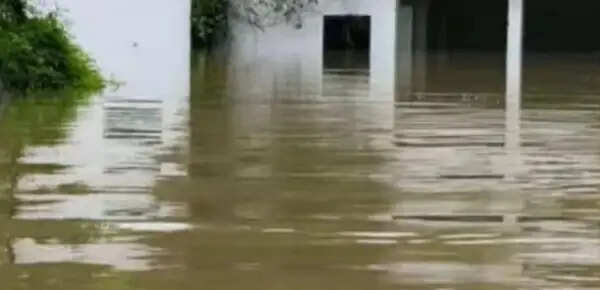 मूसलाधार बारिश में गुढ़ विधायक नागेंद्र सिंह का आवास जलमग्न, दूसरी मंजिल पर रहने को मजबूर परिवार