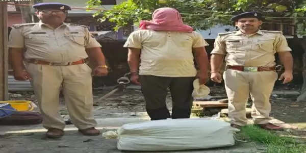 बेतिया पुलिस ने मादक पदार्थ के साथ  एक कारोबारी को रंगे हाथ गिरफ्तार किया