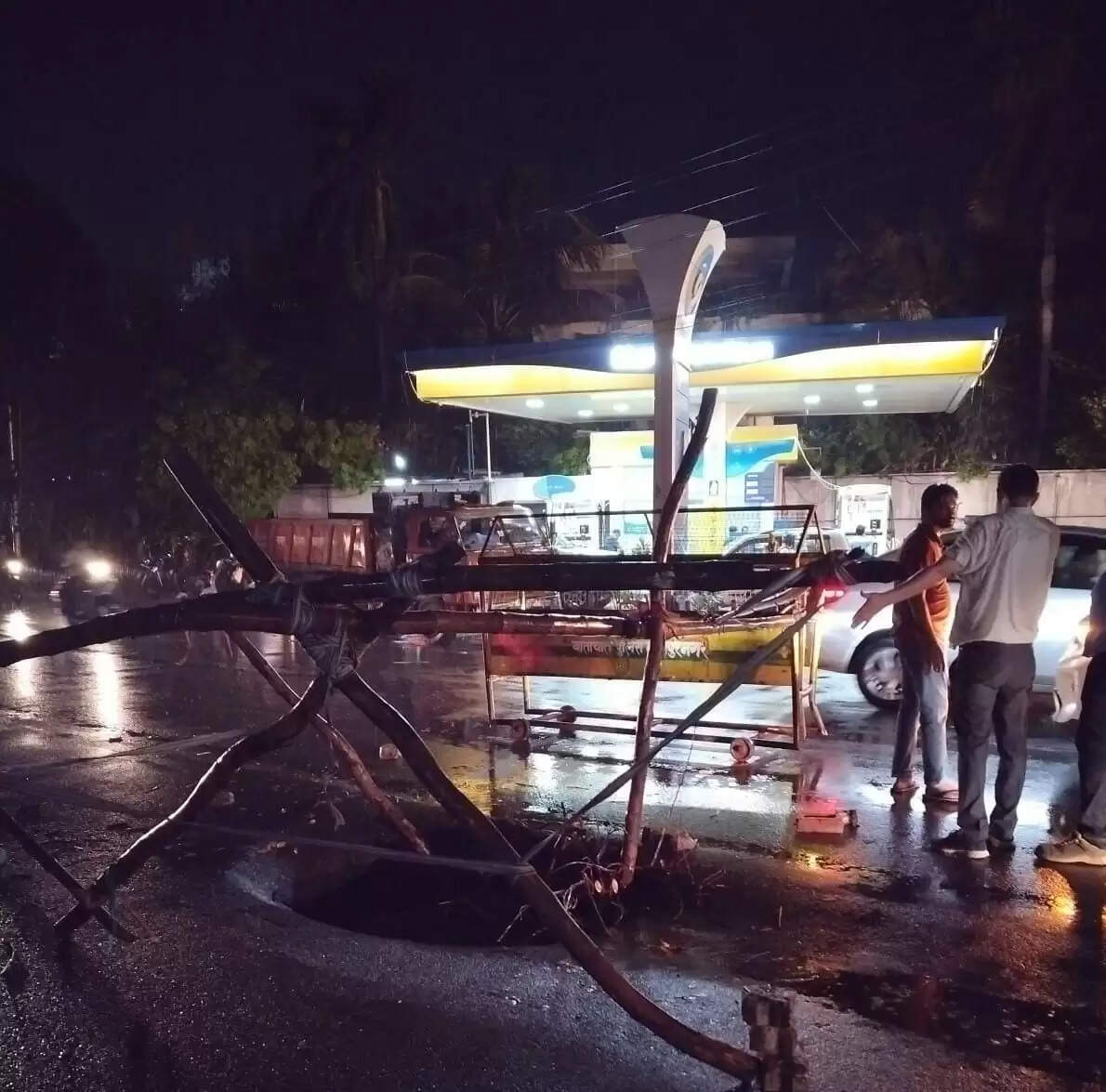 शहर में पहली बरसात को लेकर नगर निगम हुआ अलर्ट, रात्रि में सभी जोन के अधिकारियाें ने अपने क्षेत्रों का लिया जायजा