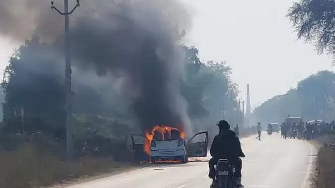 मथुरा : अचानक चलती कार लगी आग, कार सवारों ने बचाई जान
