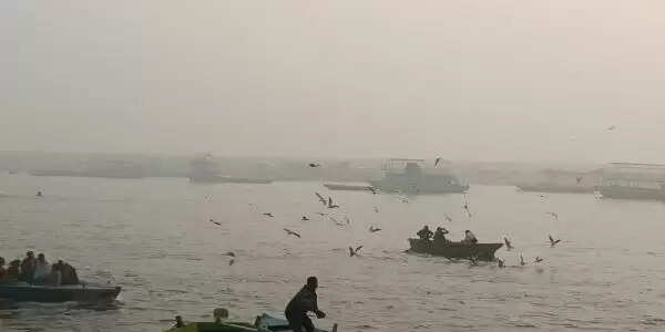 वाराणसी में घने कोहरे ने रोकी जनजीवन की रफ्तार,शीतलहर ने दी दस्तक