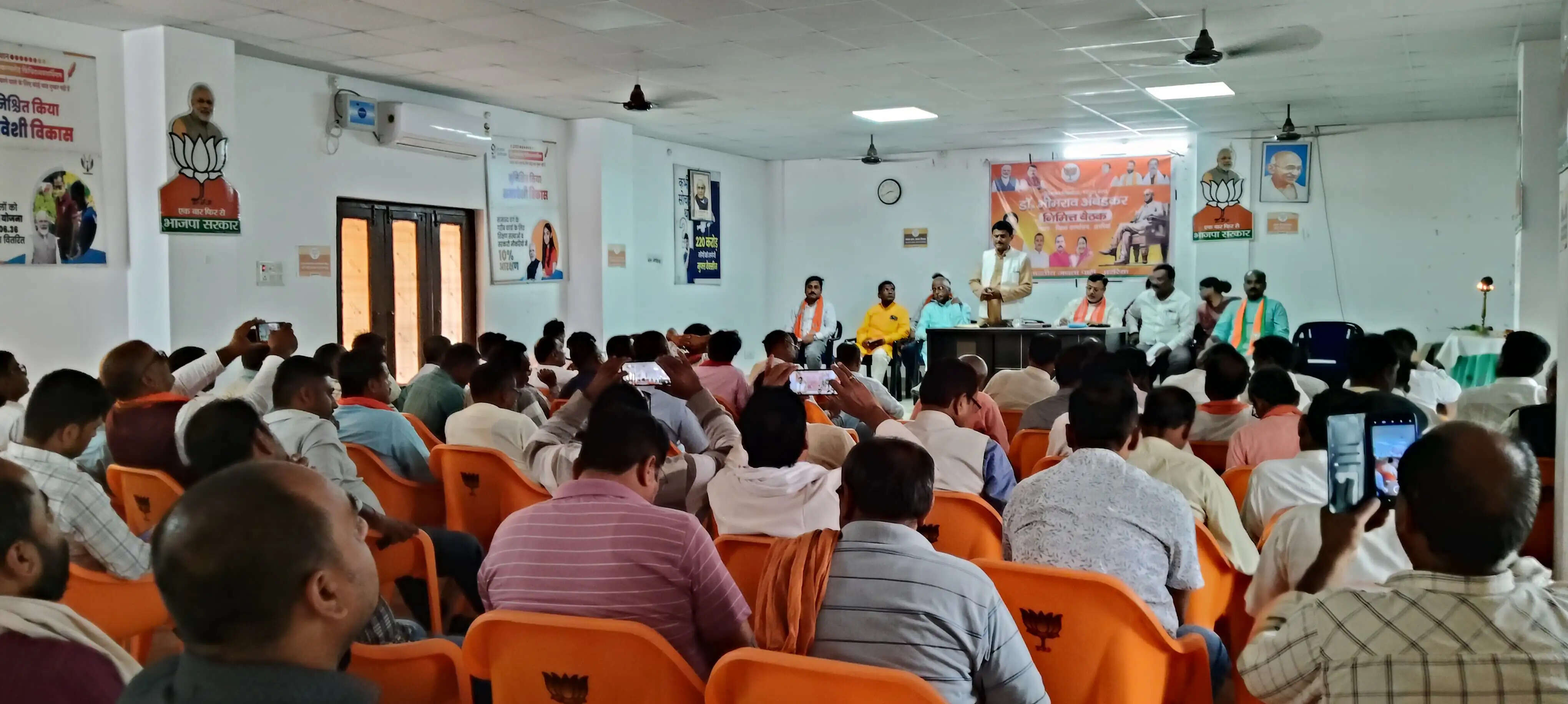 भाजपा जिला कार्यालय में संविधान निर्माता डॉ भीमराव अंबेडकर की जयंती को लेकर बैठक