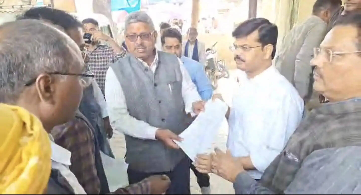 अमेठी में निर्माणाधीन रिंगरोड पर अंडरपास की मांग को लेकर ग्रामीणों ने किया धरना -प्रदर्शन