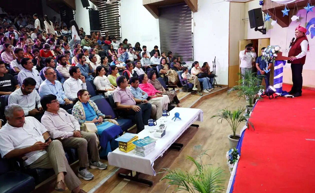 हिसार : संस्कृति, संस्कार और अनुशासन को प्राथमिकता दें विद्यार्थी : प्रो. बीआर कम्बोज