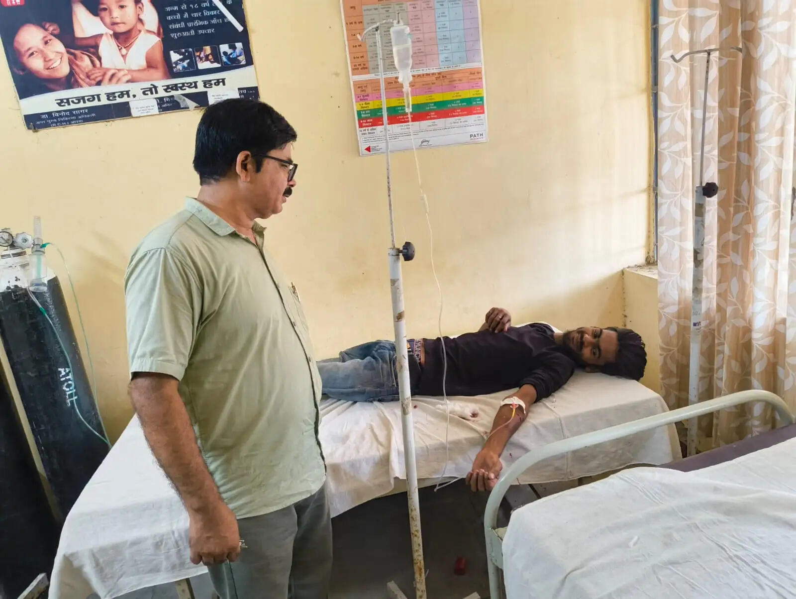 नागपंचमी पर सांप के साथ युवक खिंचवा रहा था फोटो, अचानक डस लिया