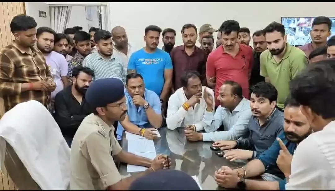 जबलपुर : भीड़ में कार घुसाने पर अड़े भाजपा नेता और पुलिस में विवाद, कार्यकर्ताओं ने घेरा थाना