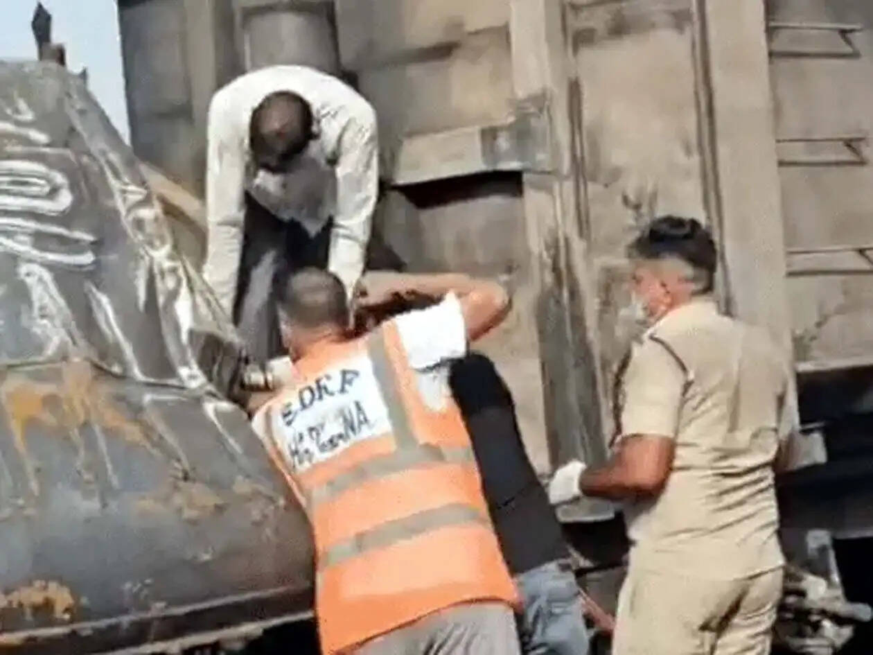 हिसार में दो ट्रक भिड़े, आग लगने से जिंदा जला चालक