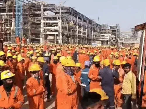 रिफाइनरी में मजदूर की मौत के बाद जमकर तोड़फोड़, पुलिस पर पथराव