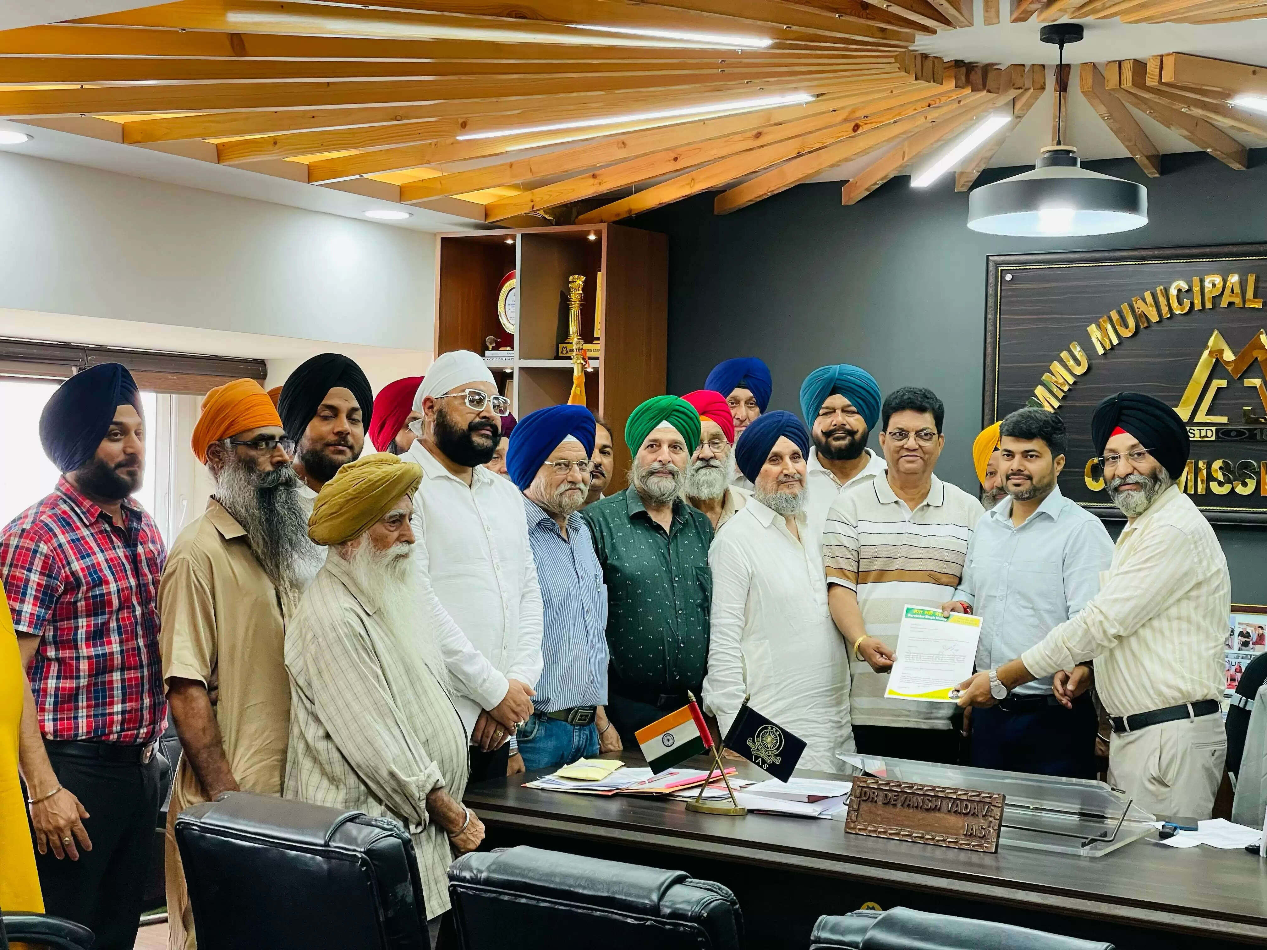 जेएमसी आयुक्त को ज्ञापन सौंपकर तत्काल नागरिक कार्रवाई की मांग की