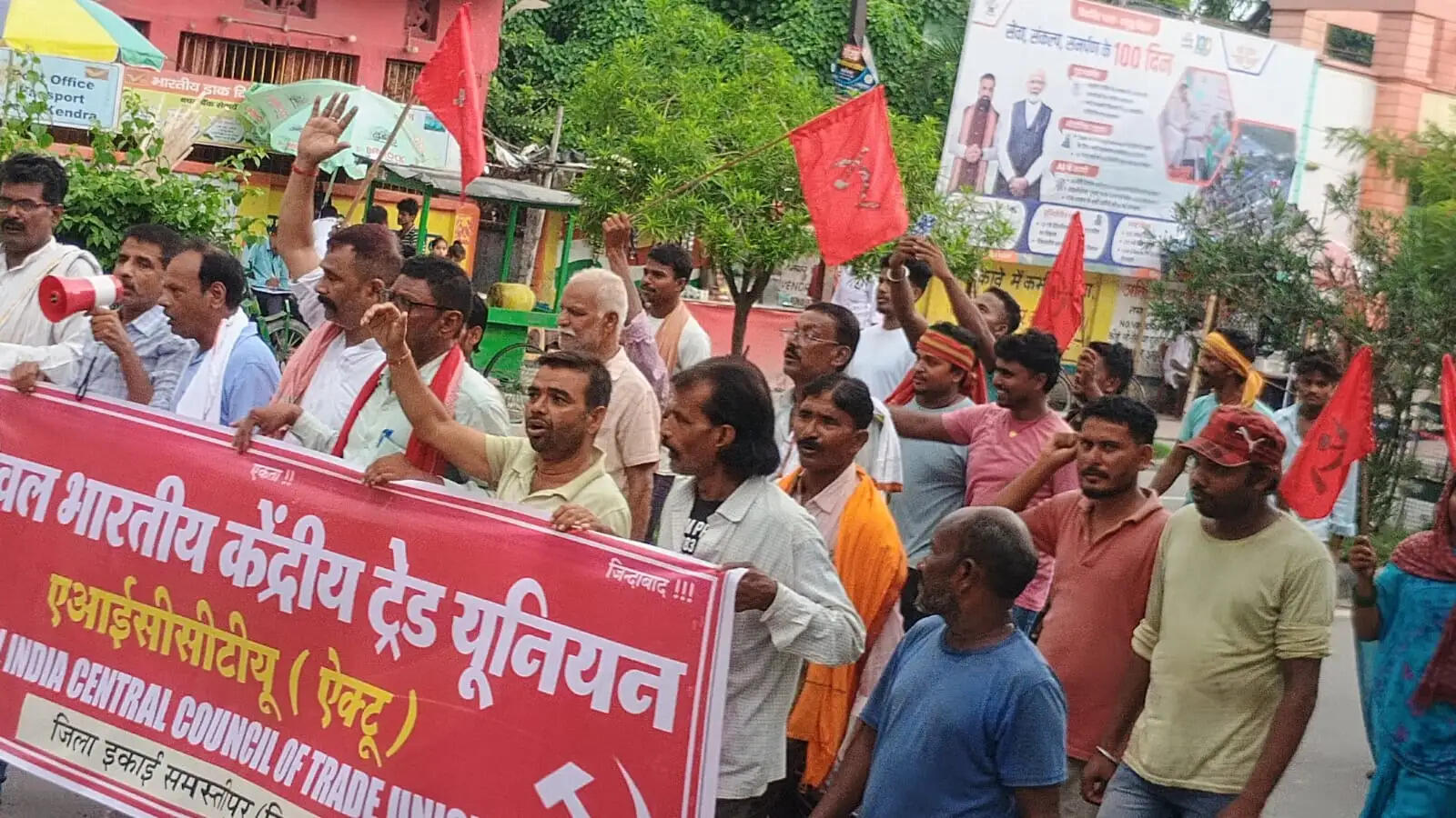 हड़ताली सफाईकर्मियों का समाहरणालय पर प्रदर्शन, मांगें नहीं मानी गईं तो आंदोलन तेज करने की चेतावनी