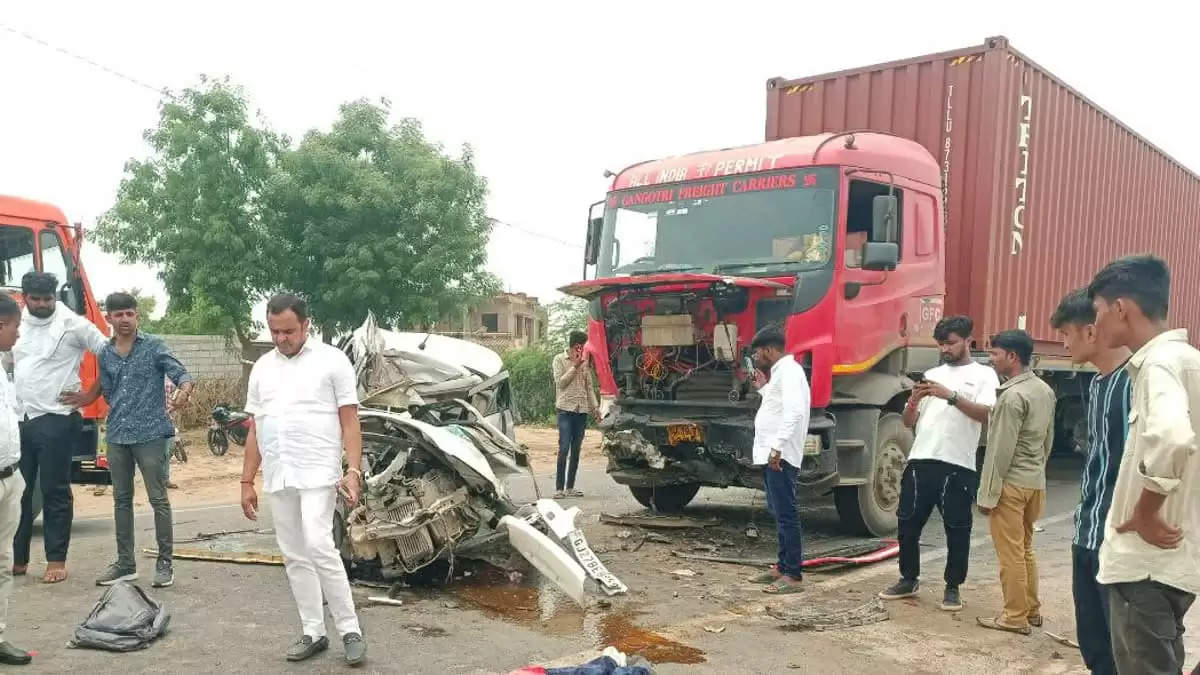 ट्रेलर-कार भिड़ंत में दो युवकों की मौत