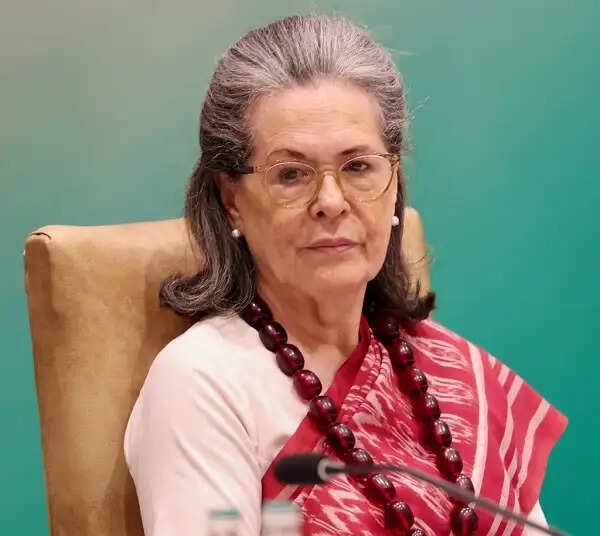 शिक्षा व्यवस्था को बर्बाद कर युवाओं का भविष्य छीना, छात्रों पर दमन से सरकार ने लोकतंत्र को शर्मसार किया : सोनिया गांधी