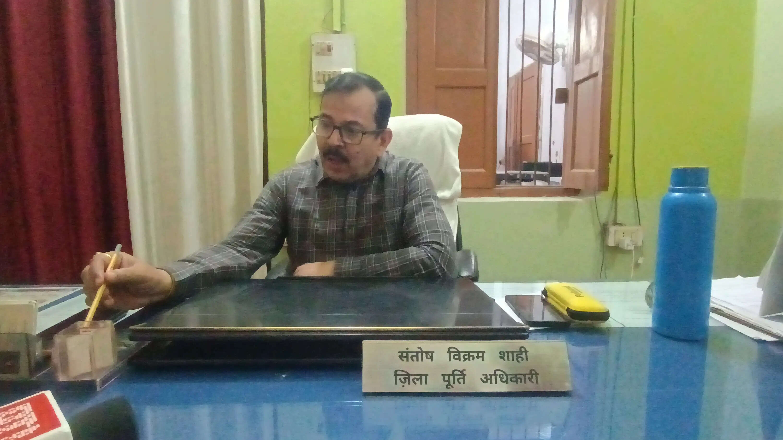 जौनपुर जिला प्रशासन ने कहा कि पेट्रोल-डीजल की कोई कमी नहीं