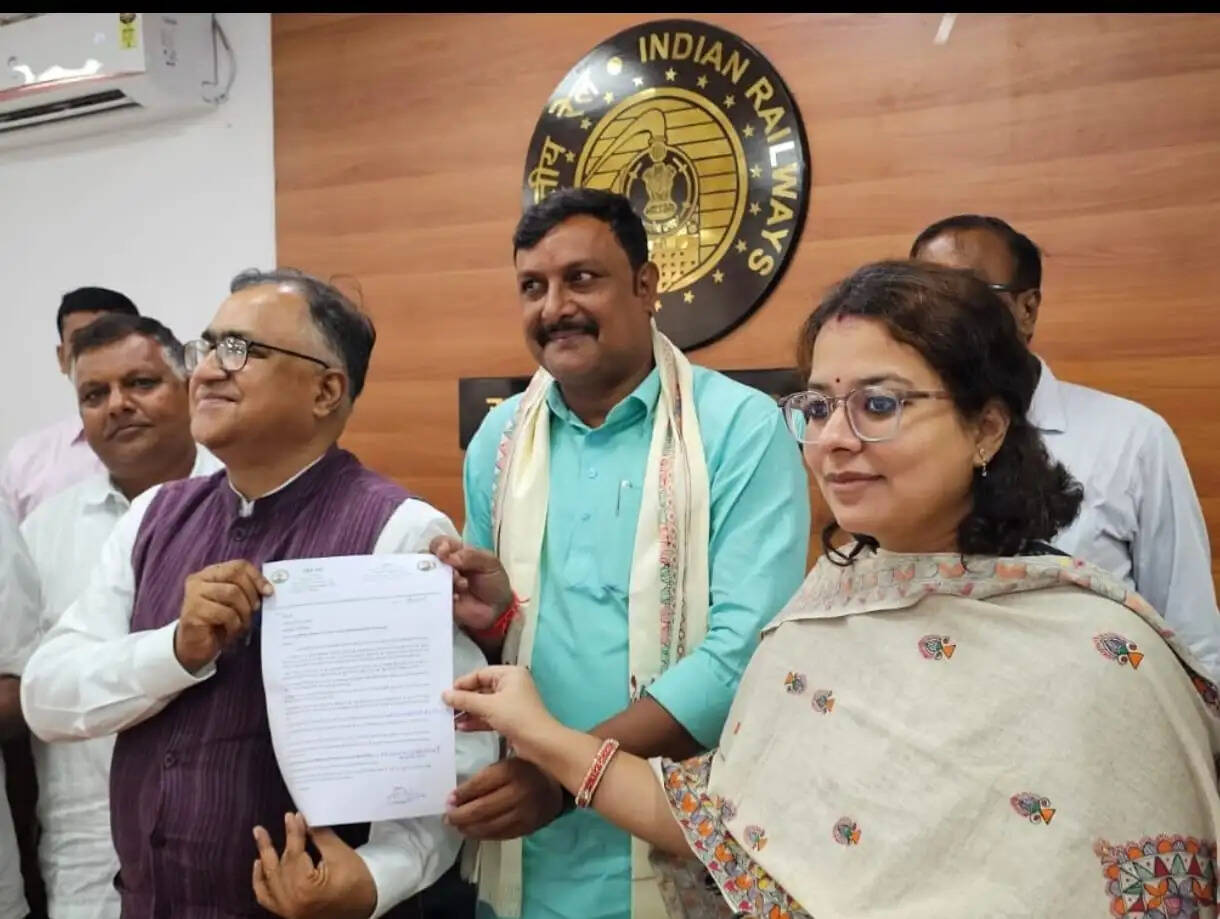 बैठक में वाल्मीकिनगर लोकसभा क्षेत्र की रेल सुविधाओं को लेकर कई महत्वपूर्ण मांगें उठीं