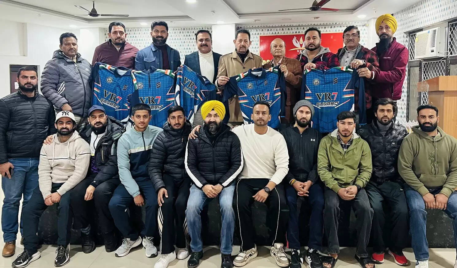 सिधी क्रिकेट कप के लिए रवाना हो रही जेके वॉरियर्स टीम, हुआ भव्य अभिनंदन