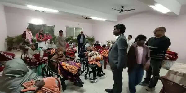 शीतलहर से राहत के लिए जिला प्रशासन ने की कंबल वितरण और अलाव की व्यवस्था