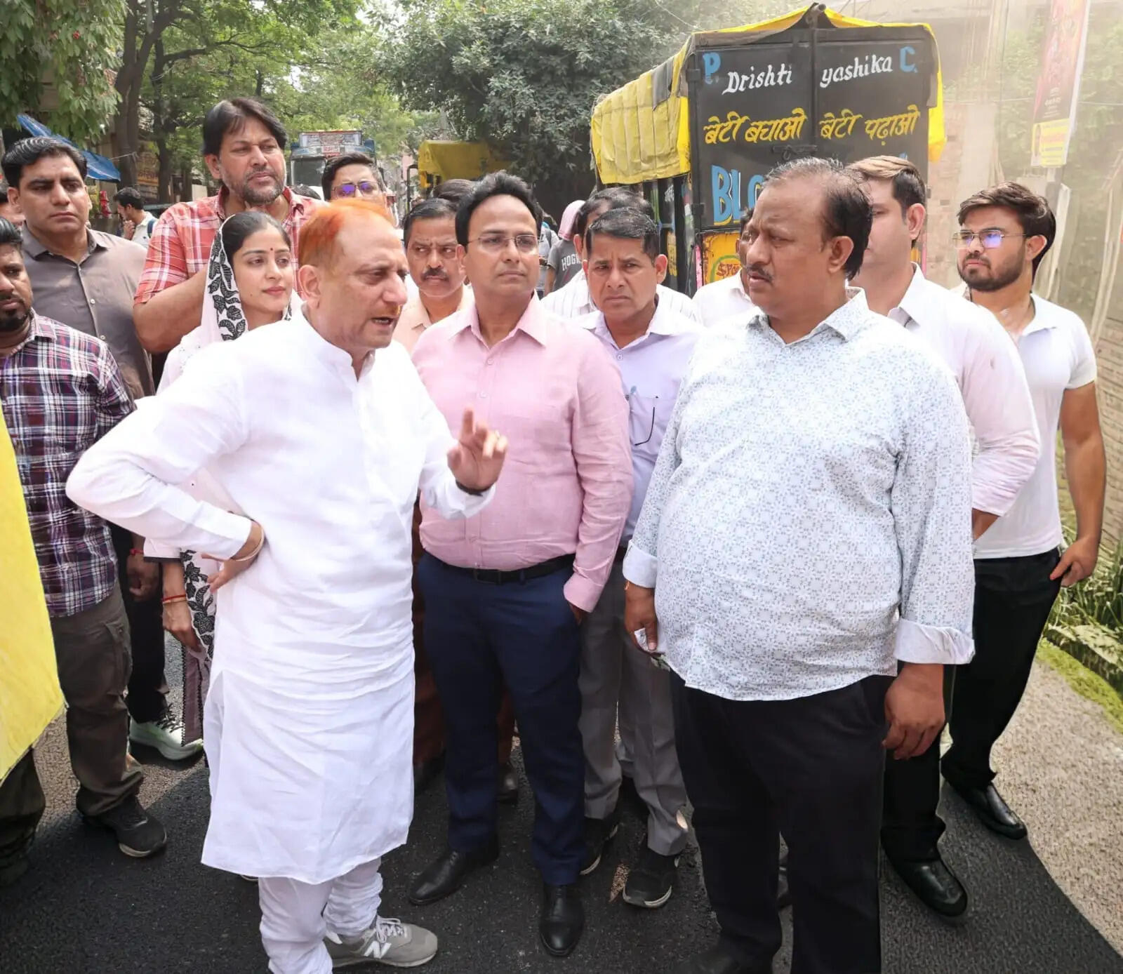 महापौर ने बादली क्षेत्र का किया निरीक्षण, मौके पर कराया समाधान