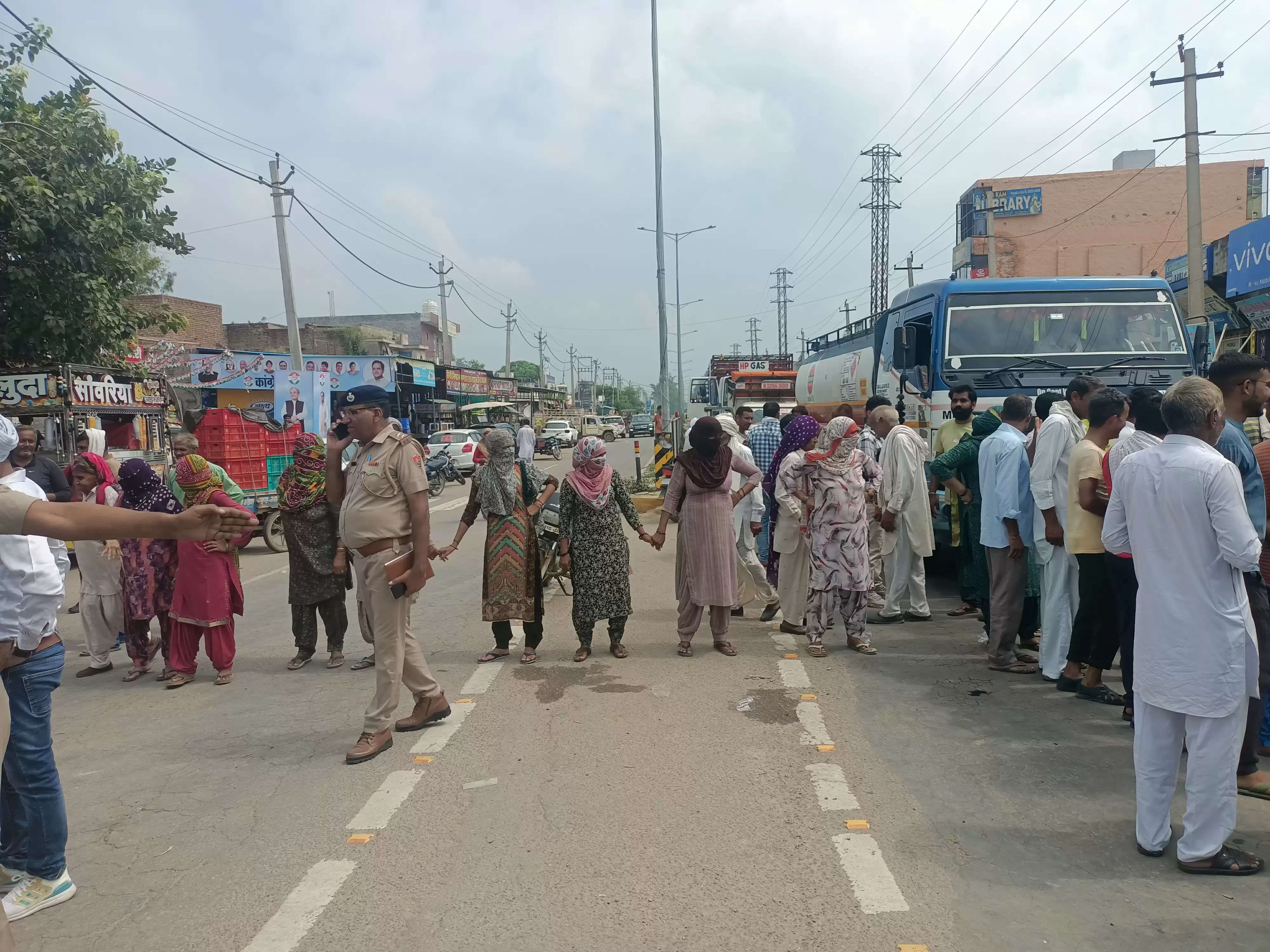 पेयजल की समस्या को लेकर ग्रामीणों ने रोका जींद-असंध मार्ग