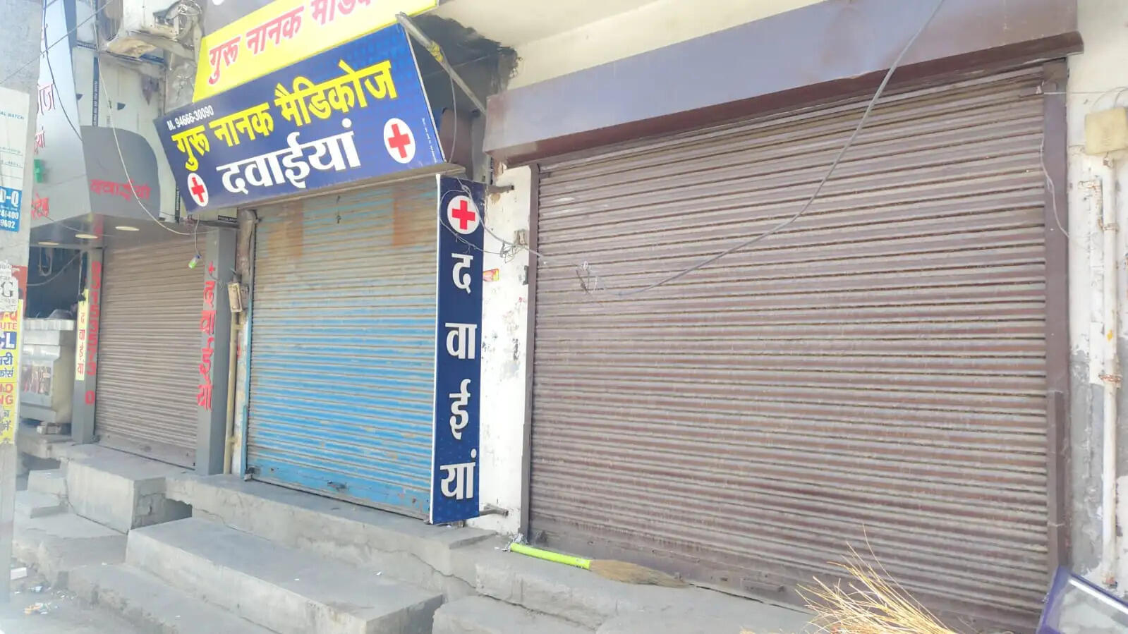 जींद : कैमिस्टों का बंद, आमजन परेशान, अस्पतालों में दवाई की खिड़की पर भीड़