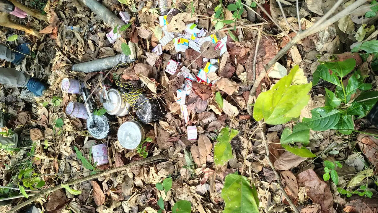 चमेदा-साल्हेभाट के जंगल में टिफिन बम व माओवादी सामाग्री मिली