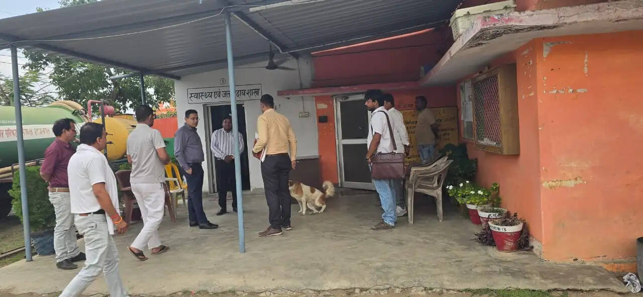 अनूपपुर: नप बनगवां में कलेक्टर का औचक निरीक्षण: मुख्य द्वार बंद कर 2 घंटे तक चली जांच, कई फाइलें जब्त
