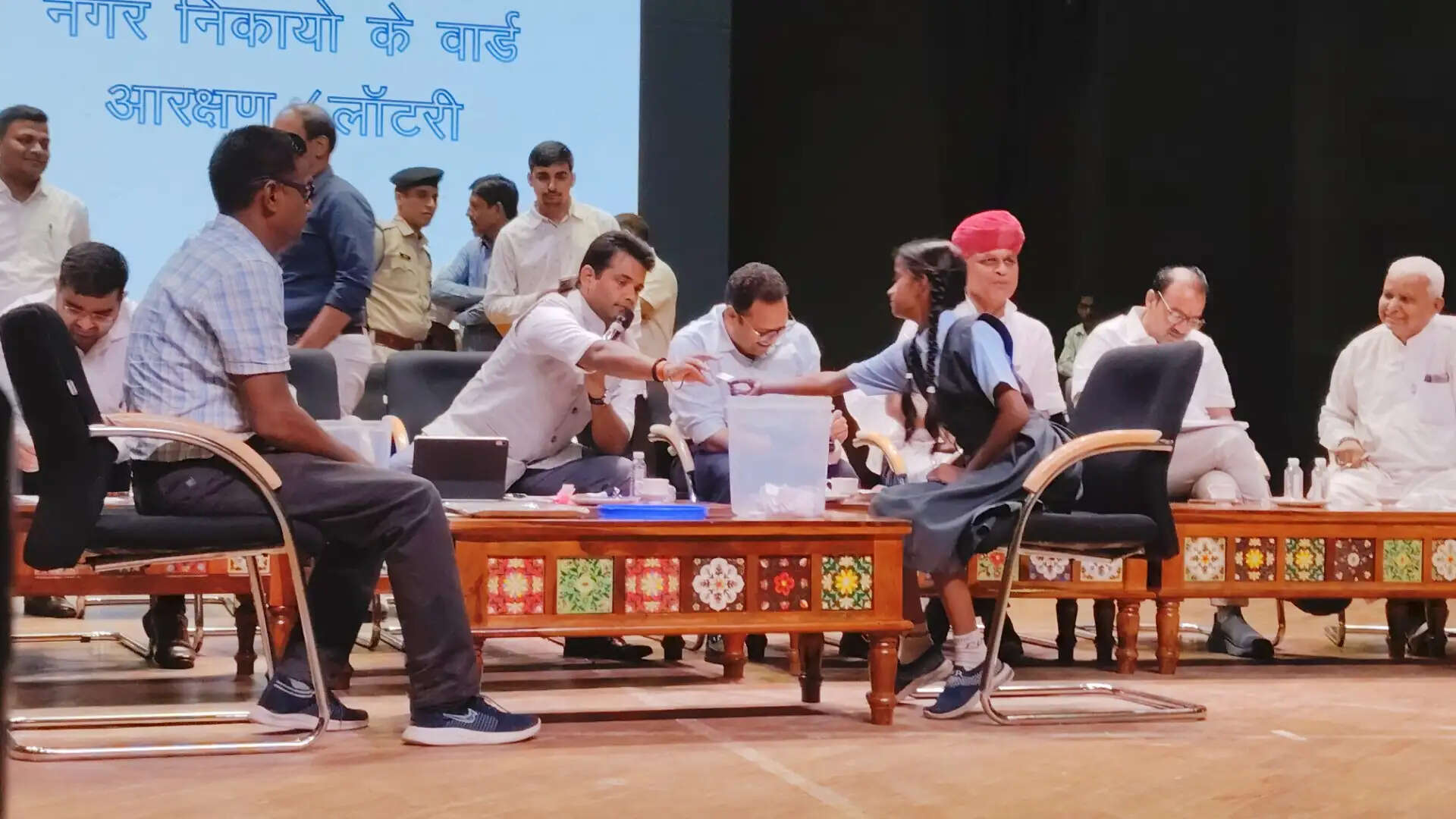नगर निगम चुनाव के लिए निकाली 100 वार्डों की आरक्षण लॉटरी, राजनीतिक समीकरण बदले