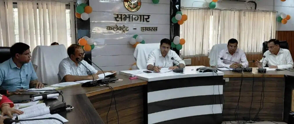 हाथरस जिलाधिकारी का सीएम डैशबोर्ड रैंकिंग में सुधार पर जोर, की समीक्षा बैठक