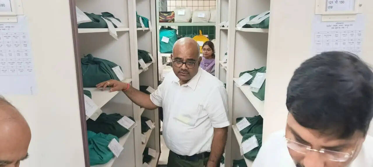 कार्यालयों में बनाए रखें सुव्यवस्था, आमजन से जुड़े कार्यों को प्राथमिकता के साथ करें निस्तारित : डीएम