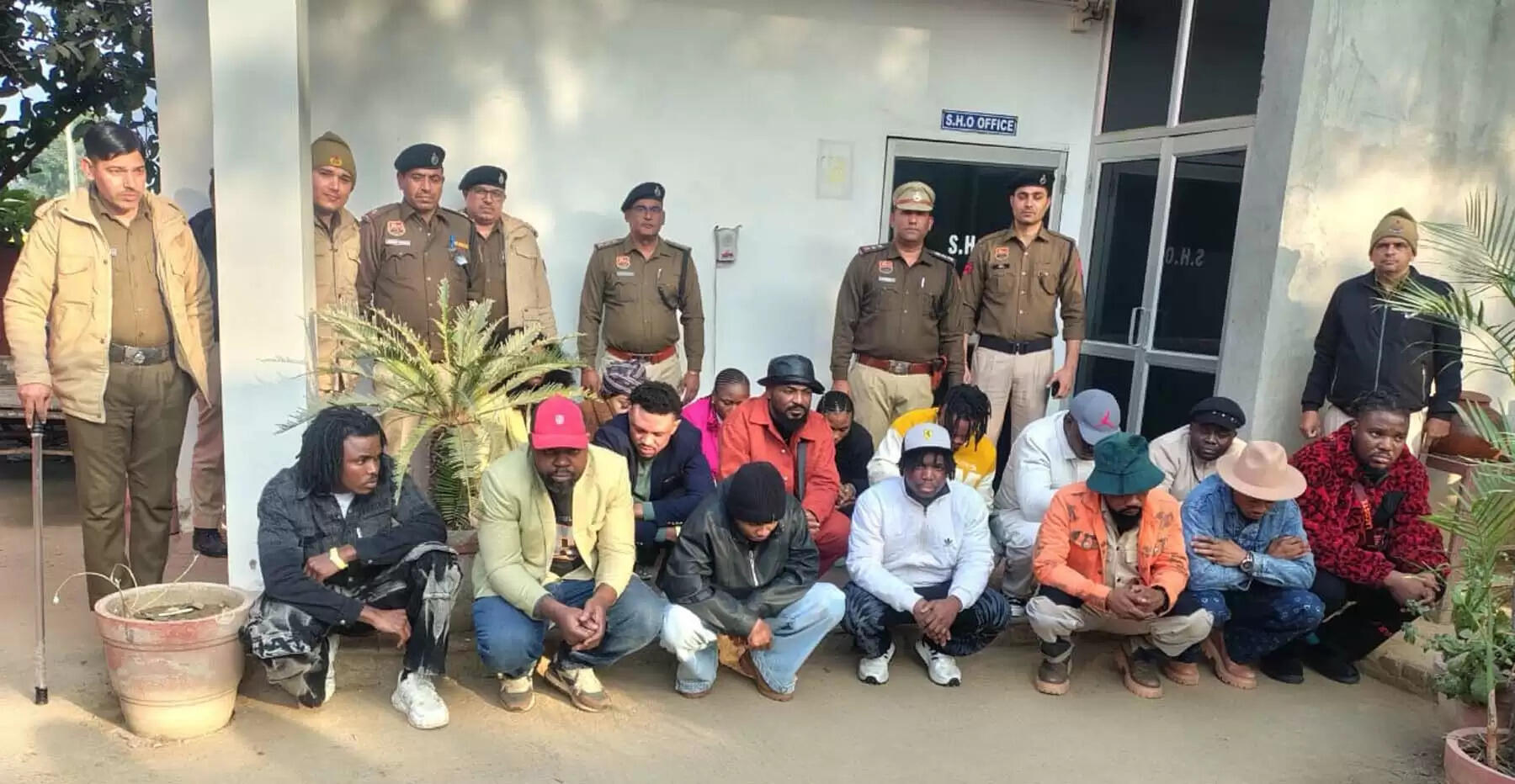 गुरुग्राम : फार्म हाउस पार्टी में पुलिस का छापा, 16 नाइजीरियन समेत 18 गिरफ्तार