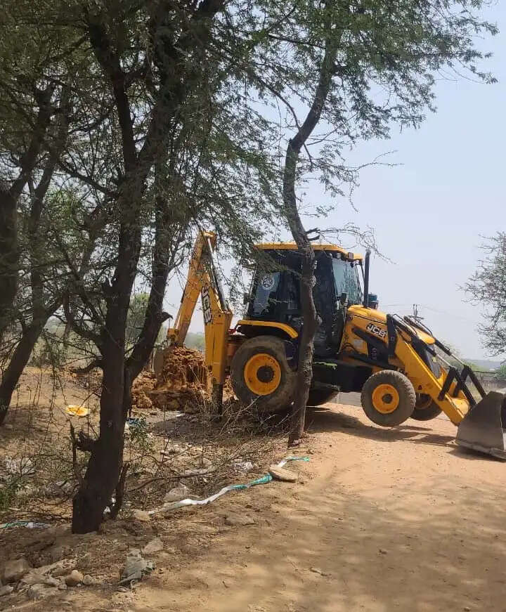 गुरुग्राम नगर निगम ने कादरपुर बांध पर बने अवैध रास्ते को बंद किया