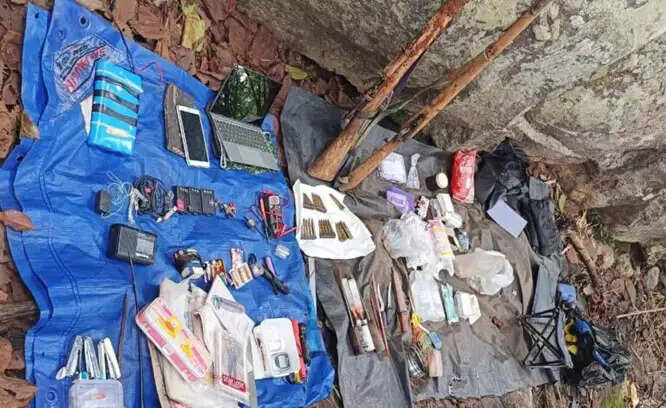छत्तीसगढ़ के कांकेर सीमा पर नक्सली डम्प से हथियार व नक्सल सामग्री बरामद
