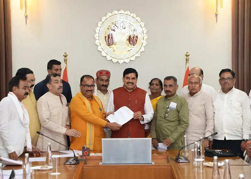 कृषक कल्याण वर्ष में अन्नदाताओं के सम्मान और सुविधाएं बढ़ाने के लिए सरकार प्रतिबद्धः मोहन यादव