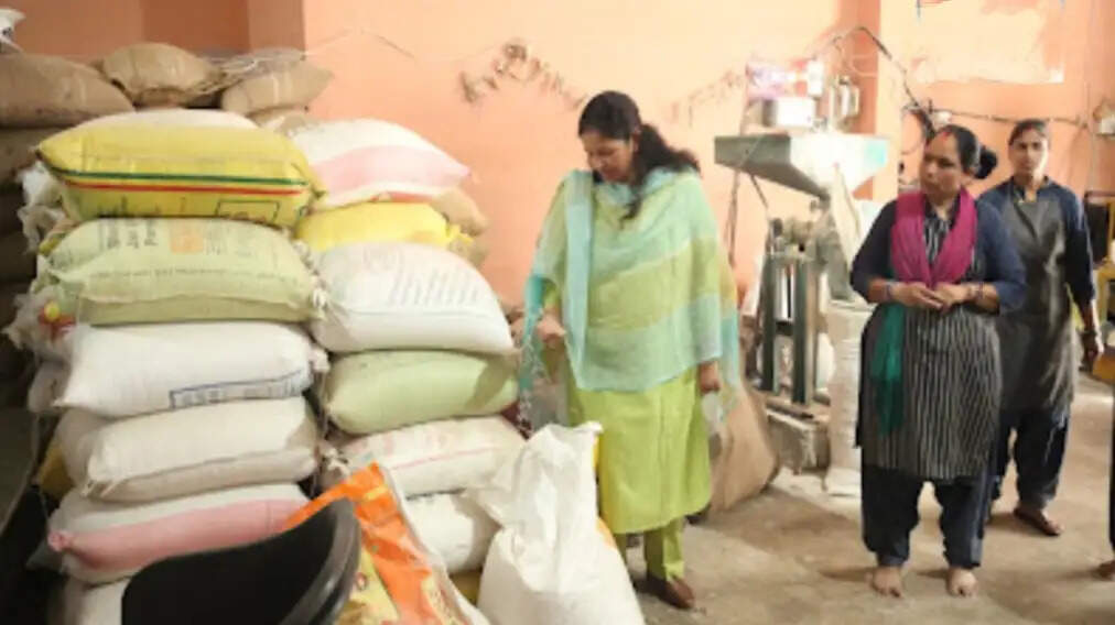 सागर में मध्याह्न भोजन व्यवस्था का कलेक्टर ने किया निरीक्षण, केंद्रीयकृत रसोई से लेकर विद्यालय तक परखी गुणवत्ता